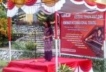 SEKDA Sintang Yosepha Hasnah Buka Festival Tenun Ikat dan Seminar Internasional di Museum Kapuas Raya