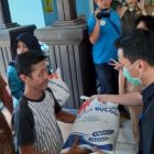 Ketua DPRD Serahkan Bantuan Beras kepada Masyarakat Terdampak Covid-19