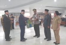 DPRD Sintang Serahkan 16 Unit Sprayer Untuk Cegah Penyebaran COVID-19