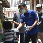 Fraksi Nasdem Dan Ketua DPRD Sintang Bagikan Masker Gratis Kepada Warga