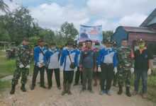 Anggota DPRD Sintang Lakukan penyemprotan disinfektan di Desa Tanjung Balai dan Desa Mait Hilir Di Kecamatan Sepauk