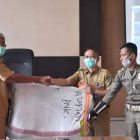 Bupati Sintang Beri Arahan Dan Serahkan Bantuan APD Kepada Tim Gugus Tugas Di Posko Covid-19 Kab Sintang