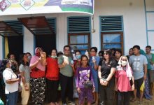 Wabup Sintang Beserta Gugus Tugas Covid-19 Gelar Pasar Murah Di Merakai