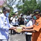 Bupati Sintang Serahkan Bantuan Secara Simbolis Barang Oprasi Pasar Kepada Para Lurah Tangani Wabah Covid-19