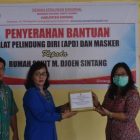 Ketua Dekranasda Ny. Rosinta Askiman Serahkan Bantuan APD Secara Simbolis Kepada Pihak Rumah Sakit Adhe M. Jhon Sintang