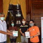 Bupati Sintang Terima Bantuan APD Dari Wahana Visi Indonesia Kantor Oprasional Sintang