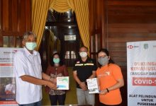Bupati Sintang Terima Bantuan APD Dari Wahana Visi Indonesia Kantor Oprasional Sintang