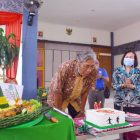 Ulang Tahun Ke 61, Bupati Sintang Dapat Kejutan Dari Para Pejabat Dilingkungan Pemerintahan