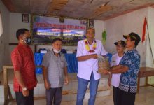 Bupati Sintang Serahkan SK MHA Desa Riam Batu
