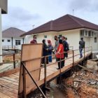 RSUD Sintang Buat Jembatan Darurat Jalur Evakuasi Ruang Jenazah