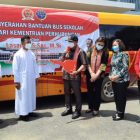 Ketua Komisi V DPR RI Serahkan Bantuan Bus Sekolah Ke Seminari Sintang