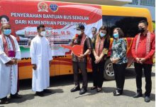 Ketua Komisi V DPR RI Serahkan Bantuan Bus Sekolah Ke Seminari Sintang
