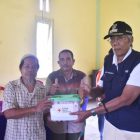 Dilanda Banjir, Bupati Sintang Bagikan Bantuan