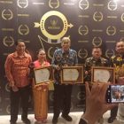 Bupati Terima Penghargaan Sebagai Juara 1 Soal Keterbukaan Informasi Publik Se Kalbar