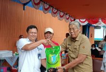 Bulog Serahkan Bantuan Beras Secara Simbolis Kepada Pemkab Sintang