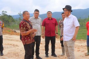 Turun ke Senaning Kecamatan Ketungau Hulu, Wakapolda Kalbar Tinjau Lahan Tanam
