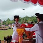 Pertama Kali, Bupati Sintang Tampak Tenang Saat Jadi Inspektur Upacara HUT RI Ke 80 di Stadion Baning Sintang