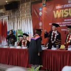 STIKARA Gelar Wisuda Penuh Haru, DPRD Sintang Apresiasi Lulusan Terbaik
