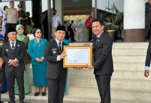 Pemkab Sintang Terima 5 Piagam Usai Upacara HUT Provinsi Kalbar di Pontianak, Diterima Wabup Sintang