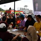 Operasi Pasar dan CSR Bank Kalbar Bantu Warga Kelam Permai Hadapi Idul Fitri, Camat Rita Fransiska Apresiasi